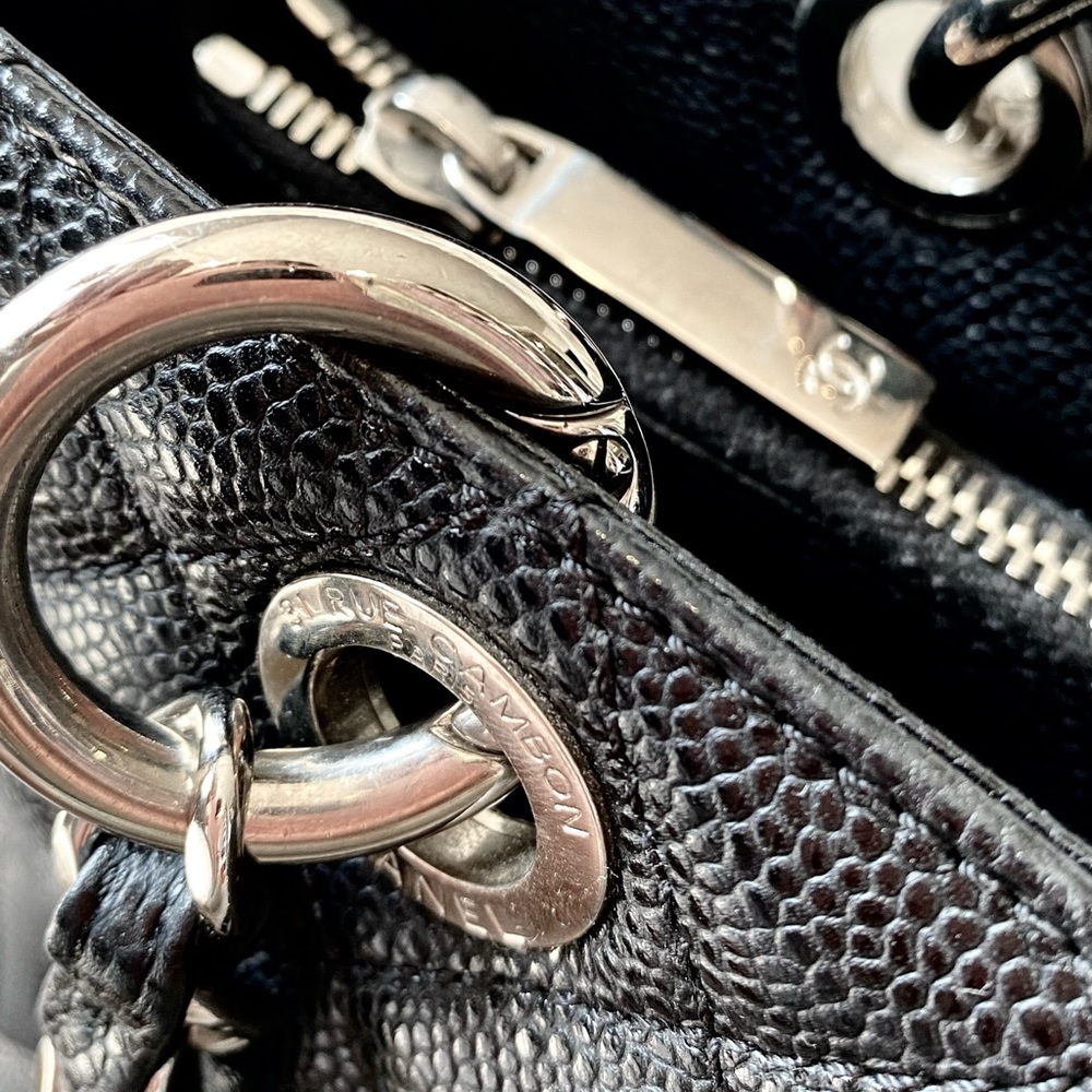 𝐂𝐇𝐀𝐍𝐄𝐋 Black Quilted Caviar Grand Shopping Tote - Picture 16 of 16
